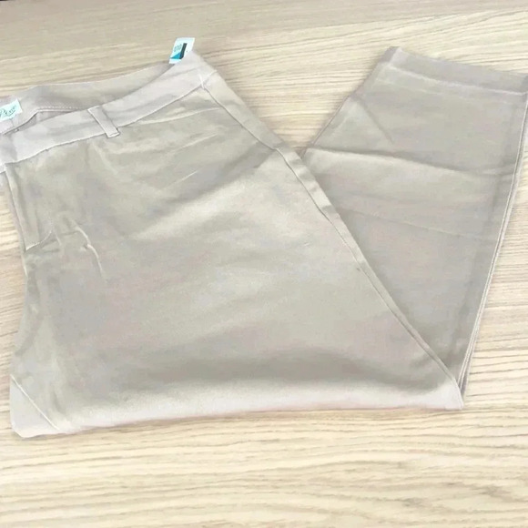 🆕Old Navy Cropped Stretchy Khaki Pants 16  🆕 - Picture 2 of 8